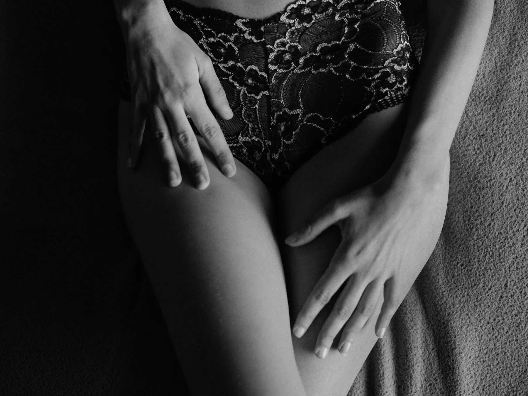 Lingeries em cabides na loja da Ana's Intimates, em foto preto e branco