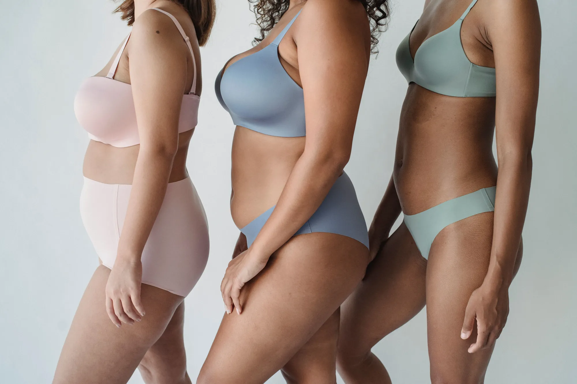 Mulheres de diferentes corpos usando moda íntima da Ana's Intimates